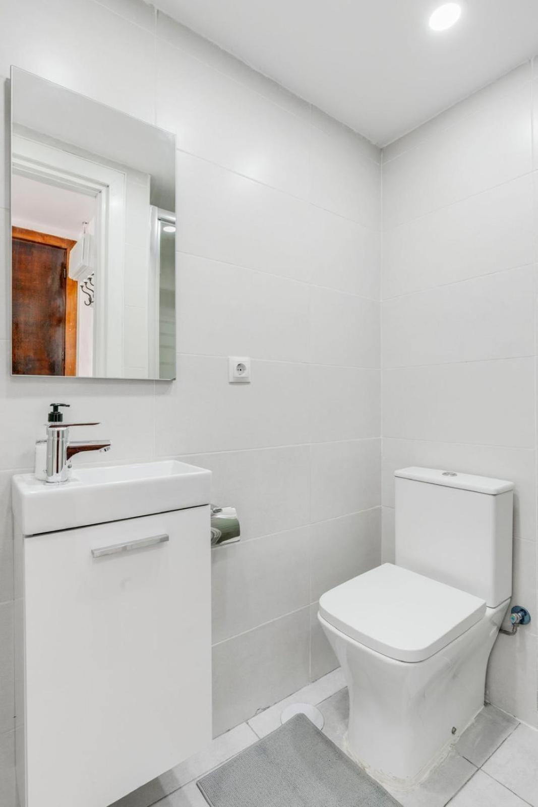 Nogalera Rainbow 2-Bedroom Apartment, Pool And Parking By Namaste Elite Torremolinos Esterno foto